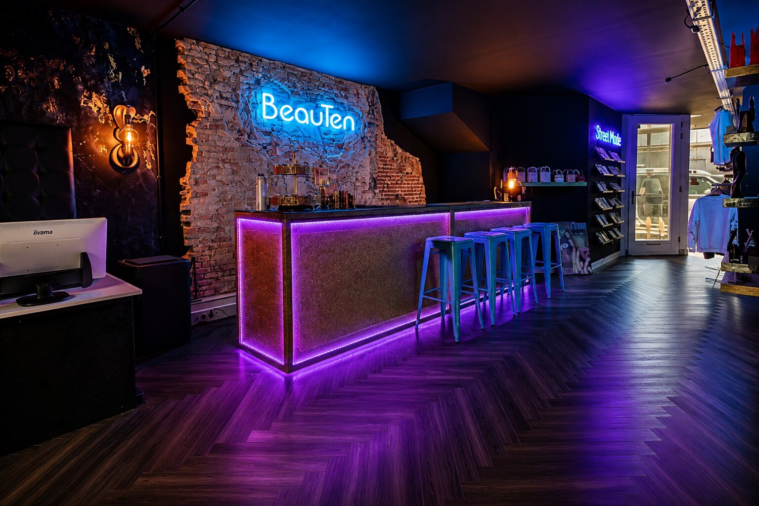 BeauTen retail interieur met blauwe en paarse neonverlichting