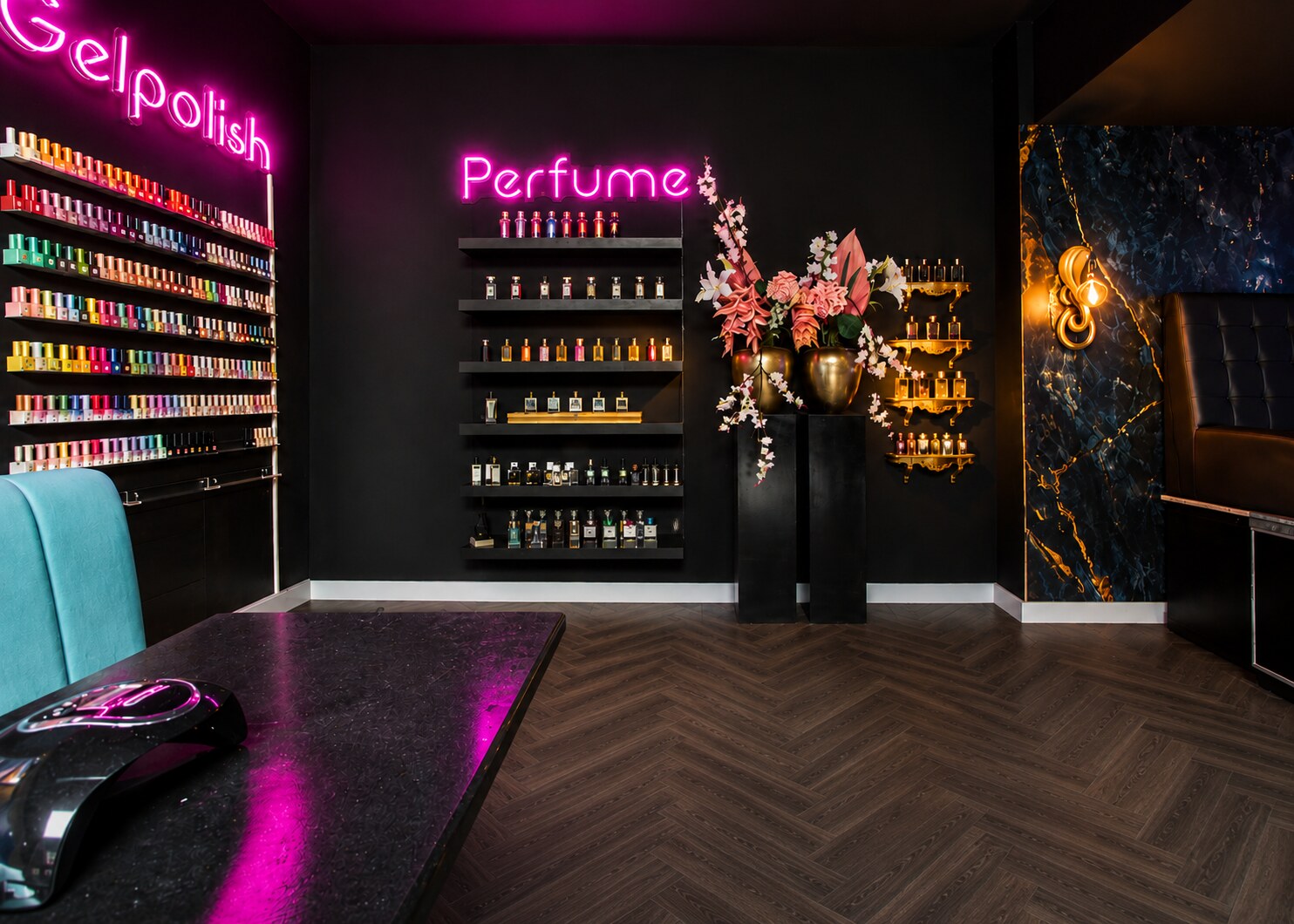 Perfume display met roze neonverlichting